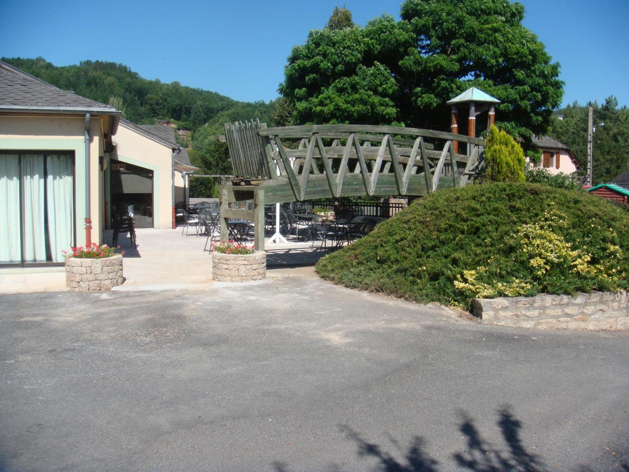 Hôtel-Restaurant Le Calice Du Gevaudan - A75 Banassac Exterior foto
