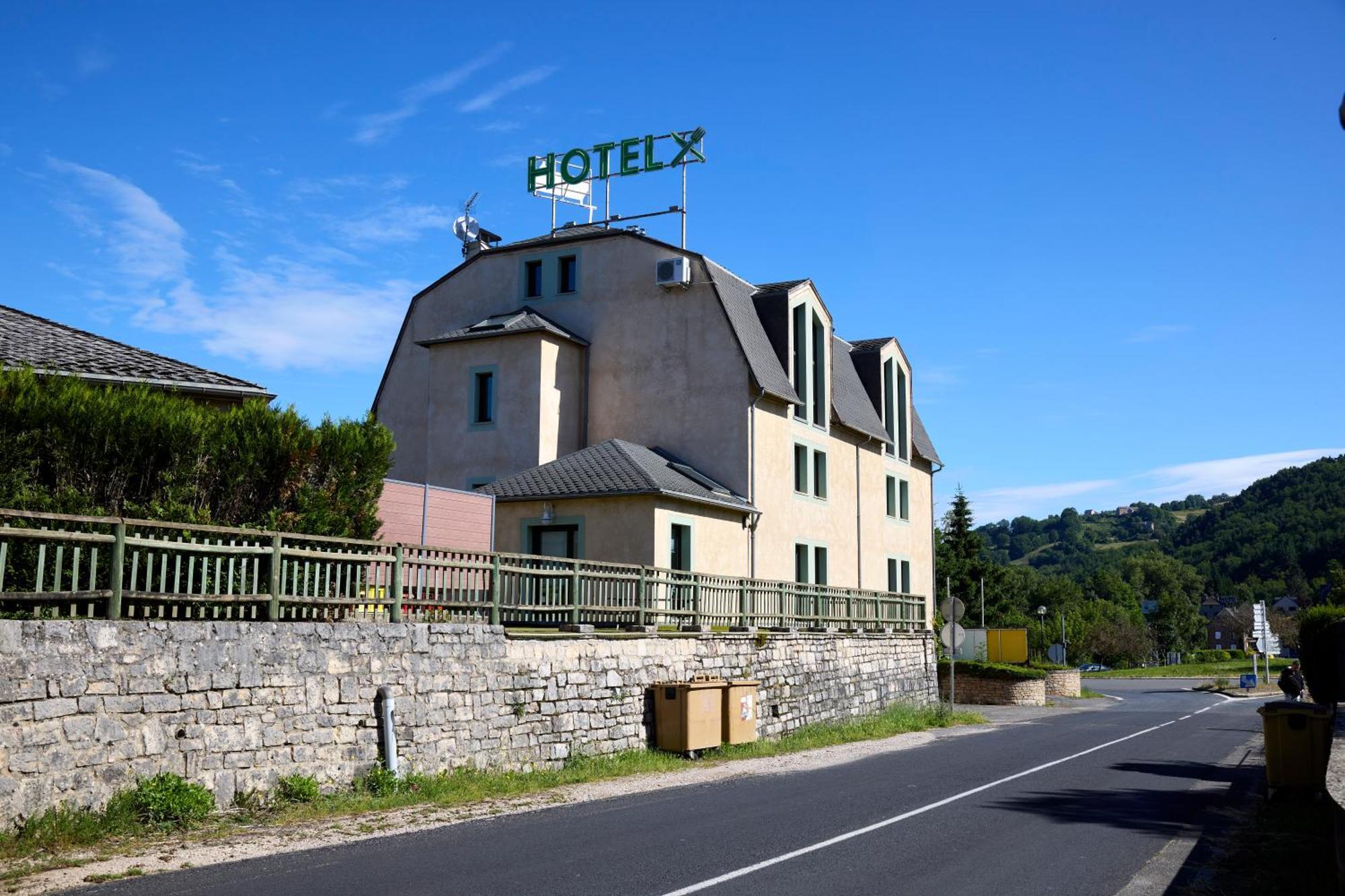 Hôtel-Restaurant Le Calice Du Gevaudan - A75 Banassac Exterior foto